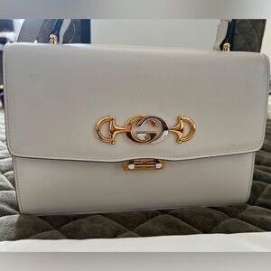 GUCCI LEATHER BAG GUCCI SMALL GG ZUMI LEATHER SHOULDER BAG WHITE